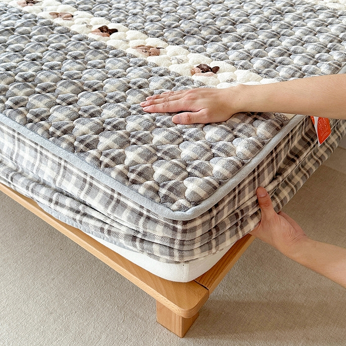 91家纺网 家纺一手货源 找家纺 铭成家纺 2025新款牛奶绒夹棉保暖床笠 贵宾格-灰