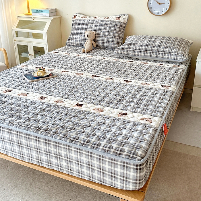 91家纺网 家纺一手货源 找家纺 铭成家纺 2025新款牛奶绒夹棉保暖床笠 贵宾格-灰