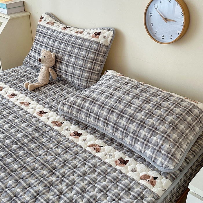 91家纺网 家纺一手货源 找家纺 铭成家纺 2025新款牛奶绒夹棉保暖床笠 贵宾格-灰