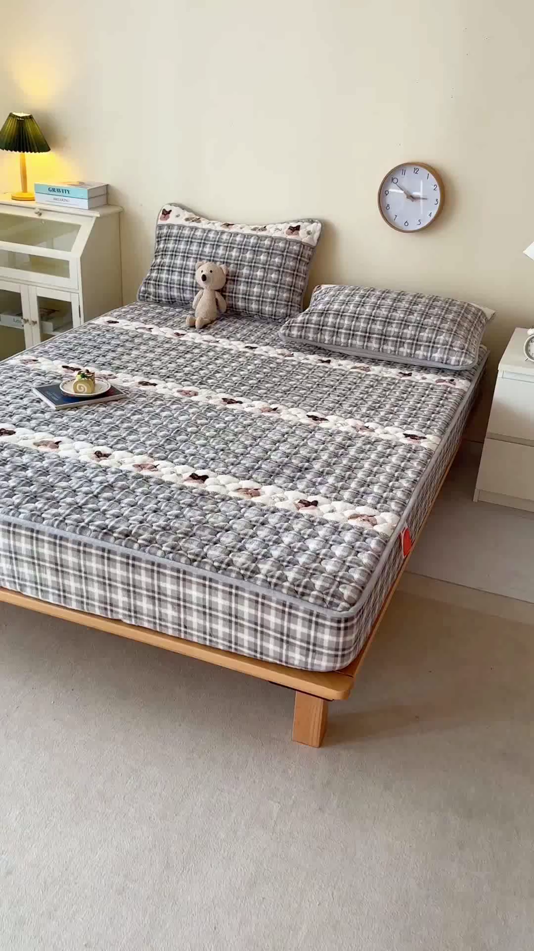 91家纺网 家纺一手货源 找家纺 铭成家纺 2025新款牛奶绒夹棉保暖床笠 贵宾格-灰