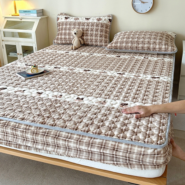 91家纺网 家纺一手货源 找家纺 铭成家纺 2025新款牛奶绒夹棉保暖床笠 贵宾格-咖