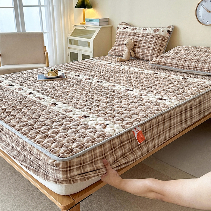 91家纺网 家纺一手货源 找家纺 铭成家纺 2025新款牛奶绒夹棉保暖床笠 贵宾格-咖