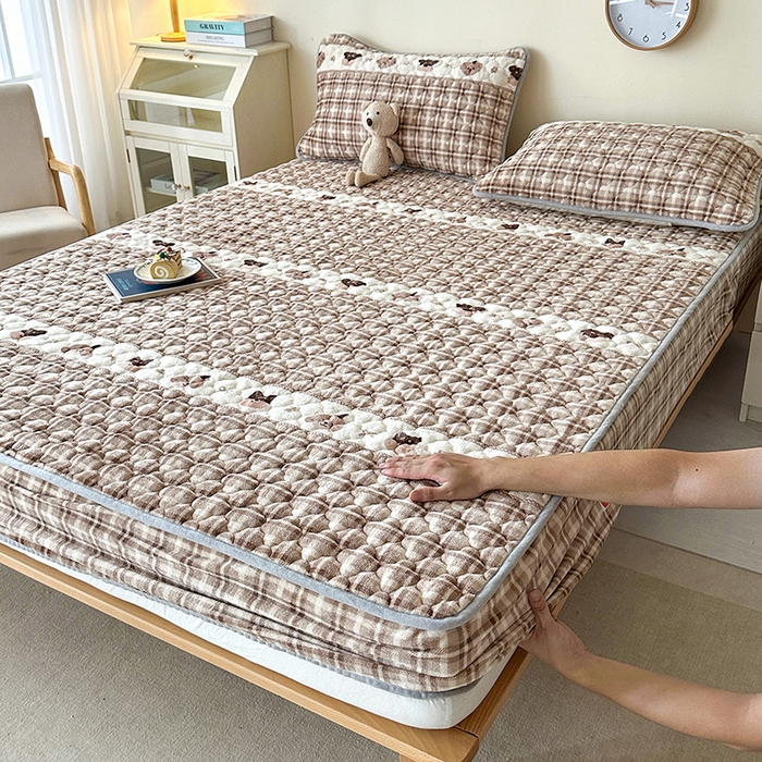 91家纺网 家纺一手货源 找家纺 铭成家纺 2025新款牛奶绒夹棉保暖床笠 贵宾格-咖