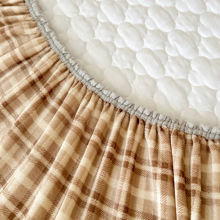 91家纺网 家纺一手货源 找家纺 铭成家纺 2025新款牛奶绒夹棉保暖床笠 贵宾格-咖