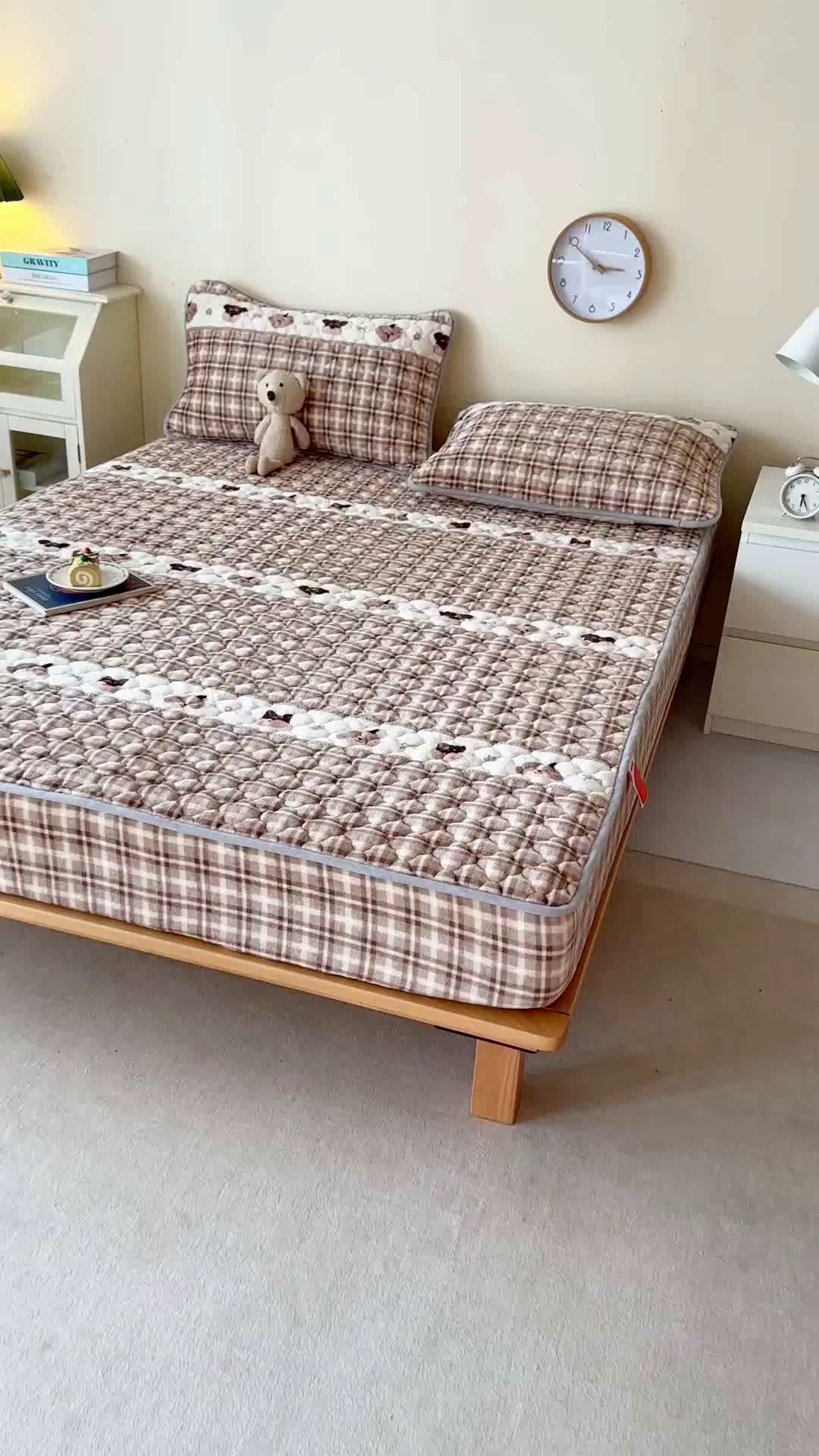 91家纺网 家纺一手货源 找家纺 铭成家纺 2025新款牛奶绒夹棉保暖床笠 贵宾格-咖