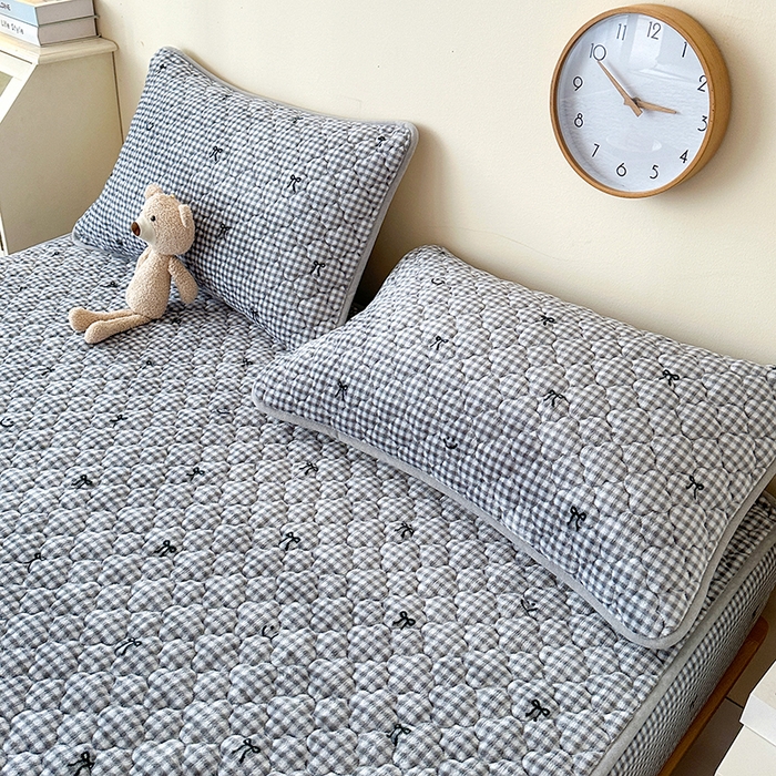 91家纺网 家纺一手货源 找家纺 铭成家纺 2025新款牛奶绒夹棉保暖床笠 蝴蝶结-灰