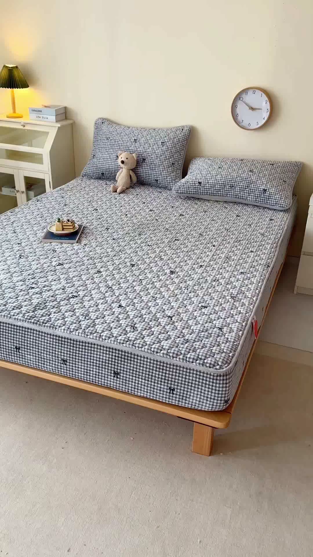 91家纺网 家纺一手货源 找家纺 铭成家纺 2025新款牛奶绒夹棉保暖床笠 蝴蝶结-灰