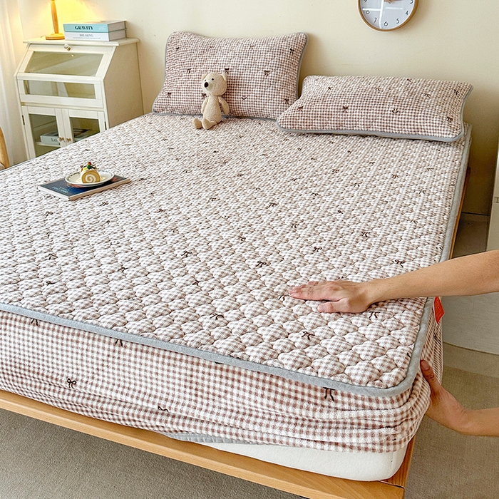 91家纺网 家纺一手货源 找家纺 铭成家纺 2025新款牛奶绒夹棉保暖床笠 蝴蝶结-咖