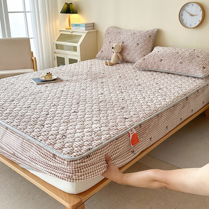 91家纺网 家纺一手货源 找家纺 铭成家纺 2025新款牛奶绒夹棉保暖床笠 蝴蝶结-咖