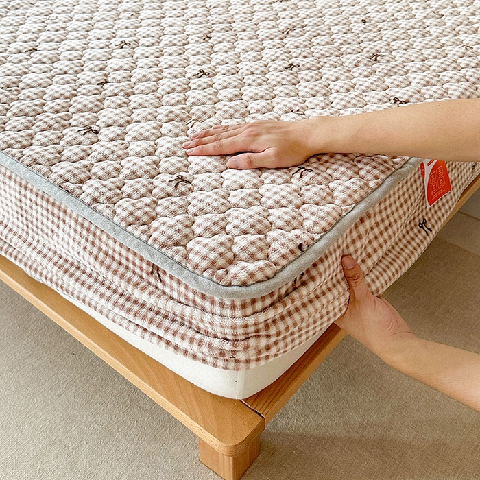 91家纺网 家纺一手货源 找家纺 铭成家纺 2025新款牛奶绒夹棉保暖床笠 蝴蝶结-咖