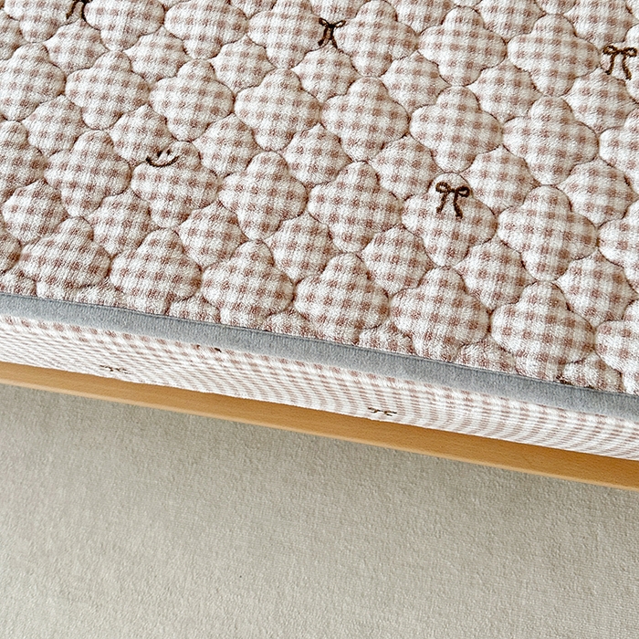 91家纺网 家纺一手货源 找家纺 铭成家纺 2025新款牛奶绒夹棉保暖床笠 蝴蝶结-咖