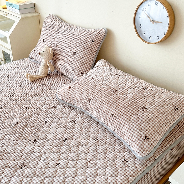 91家纺网 家纺一手货源 找家纺 铭成家纺 2025新款牛奶绒夹棉保暖床笠 蝴蝶结-咖