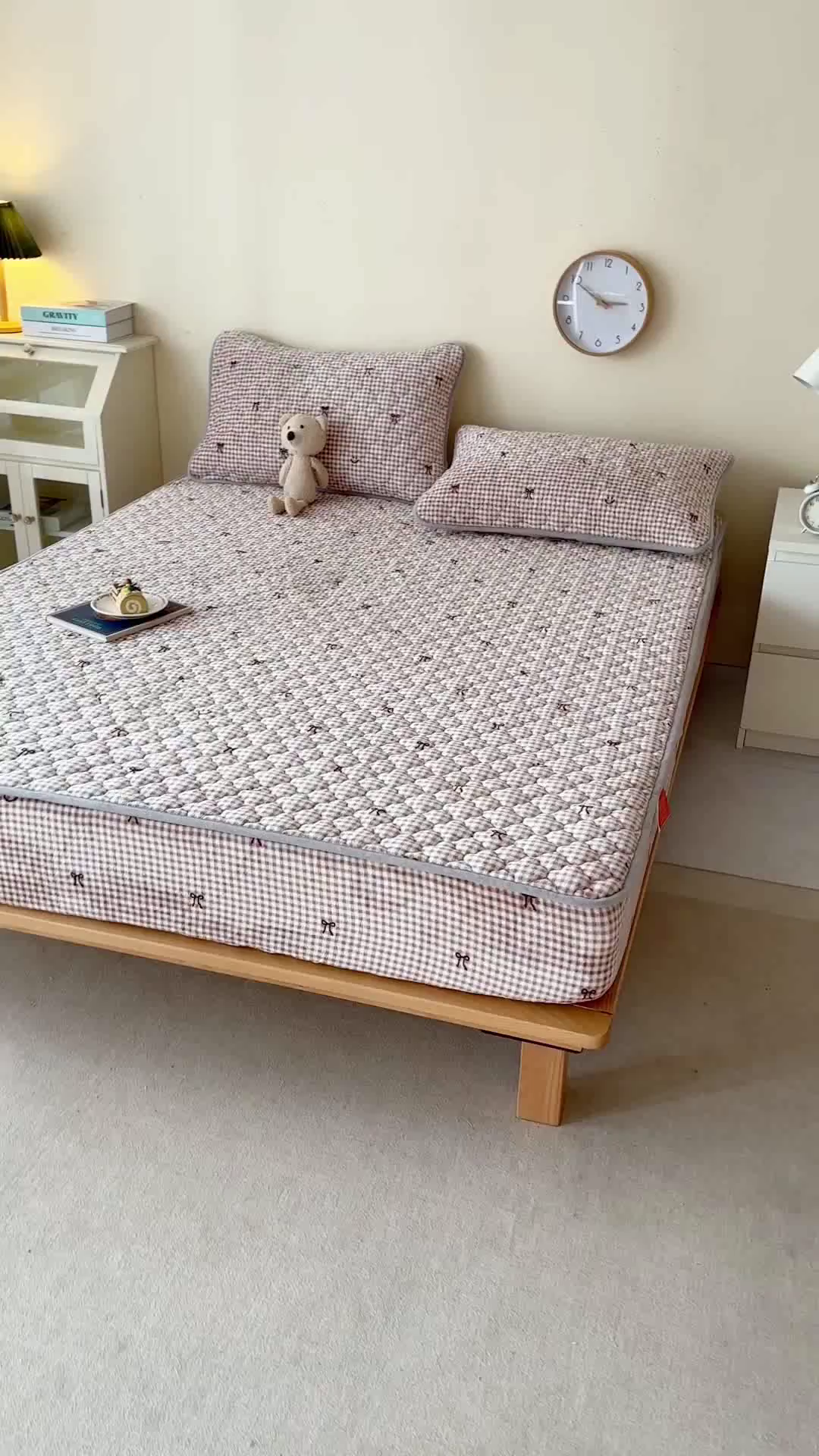 91家纺网 家纺一手货源 找家纺 铭成家纺 2025新款牛奶绒夹棉保暖床笠 蝴蝶结-咖