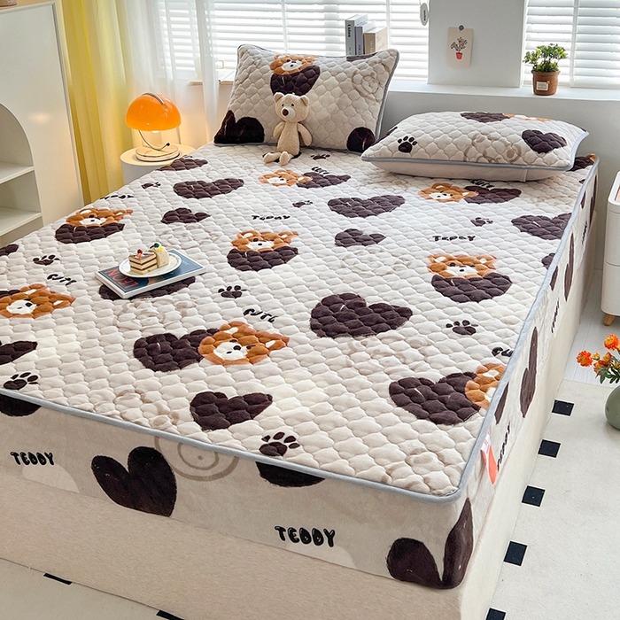 91家纺网 家纺一手货源 找家纺 铭成家纺 2025新款牛奶绒夹棉保暖床笠 酷乐熊