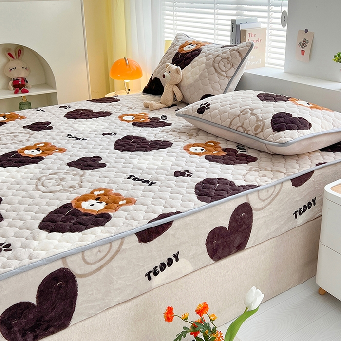 91家纺网 家纺一手货源 找家纺 铭成家纺 2025新款牛奶绒夹棉保暖床笠 酷乐熊