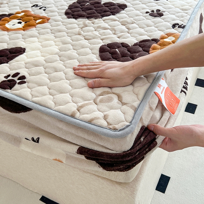 91家纺网 家纺一手货源 找家纺 铭成家纺 2025新款牛奶绒夹棉保暖床笠 酷乐熊