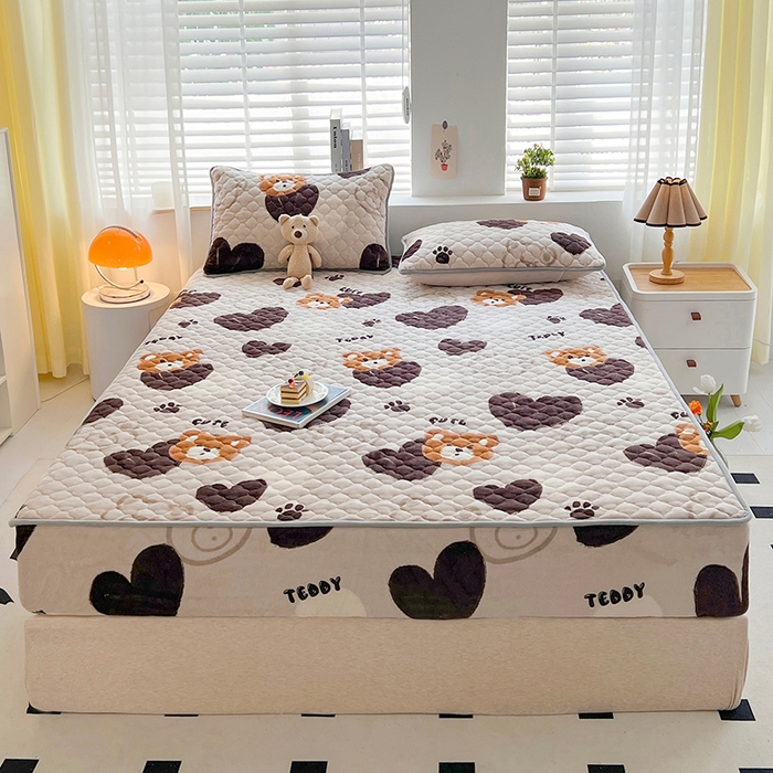 91家纺网 家纺一手货源 找家纺 铭成家纺 2025新款牛奶绒夹棉保暖床笠 酷乐熊