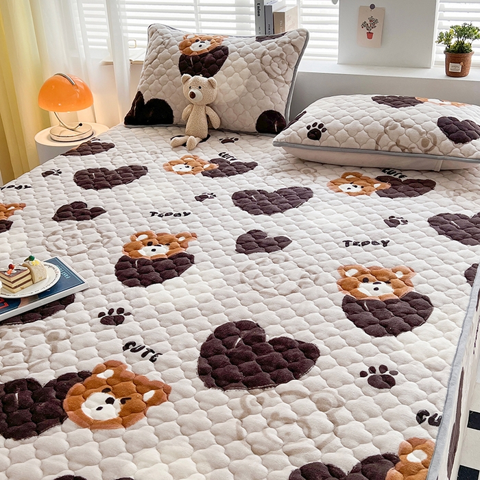 91家纺网 家纺一手货源 找家纺 铭成家纺 2025新款牛奶绒夹棉保暖床笠 酷乐熊