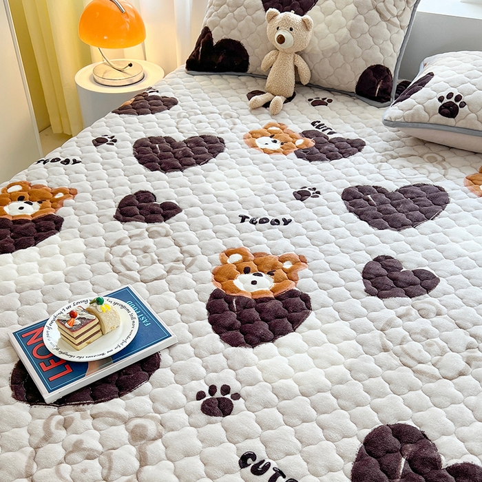 91家纺网 家纺一手货源 找家纺 铭成家纺 2025新款牛奶绒夹棉保暖床笠 酷乐熊