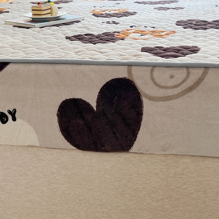 91家纺网 家纺一手货源 找家纺 铭成家纺 2025新款牛奶绒夹棉保暖床笠 酷乐熊