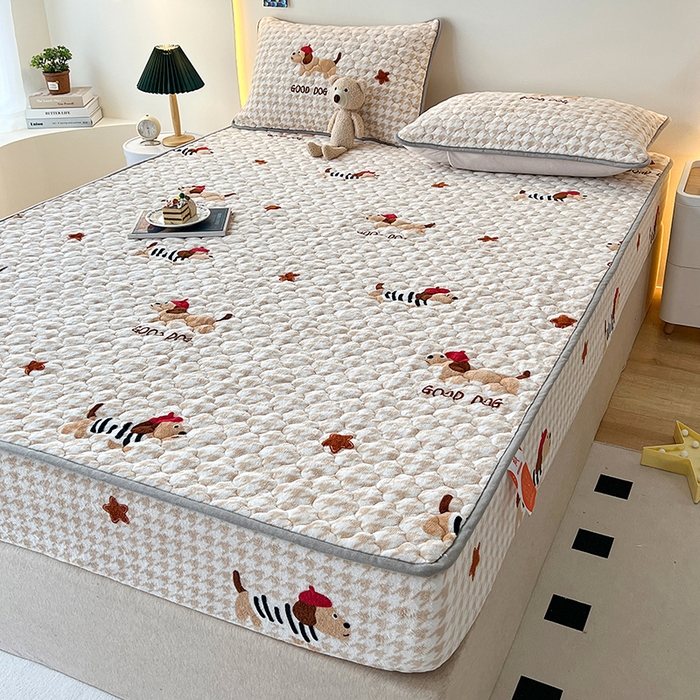 91家纺网 家纺一手货源 找家纺 铭成家纺 2025新款牛奶绒夹棉保暖床笠 腊肠犬