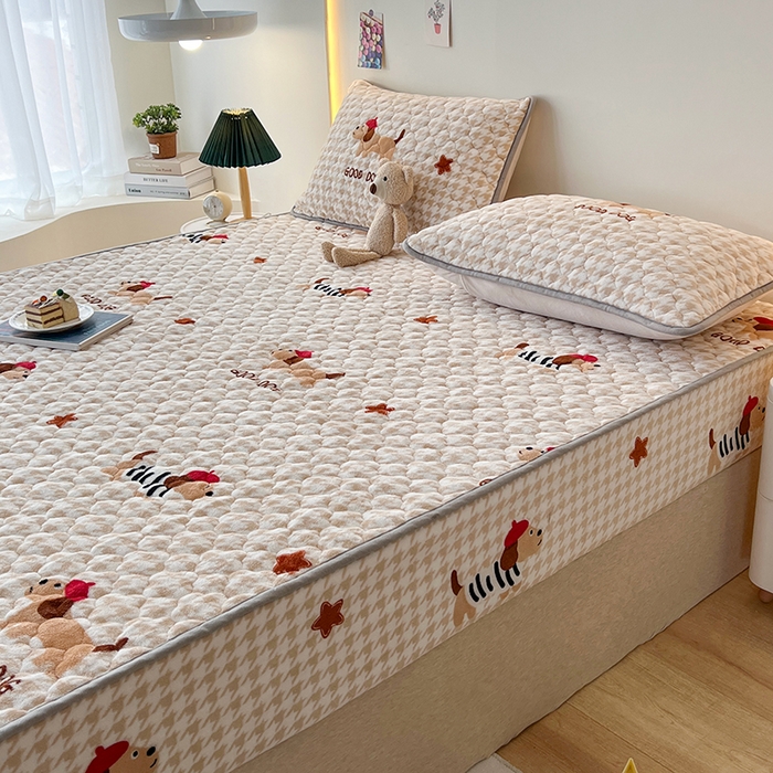 91家纺网 家纺一手货源 找家纺 铭成家纺 2025新款牛奶绒夹棉保暖床笠 腊肠犬