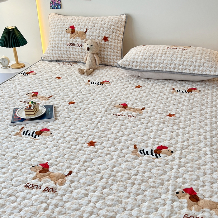 91家纺网 家纺一手货源 找家纺 铭成家纺 2025新款牛奶绒夹棉保暖床笠 腊肠犬