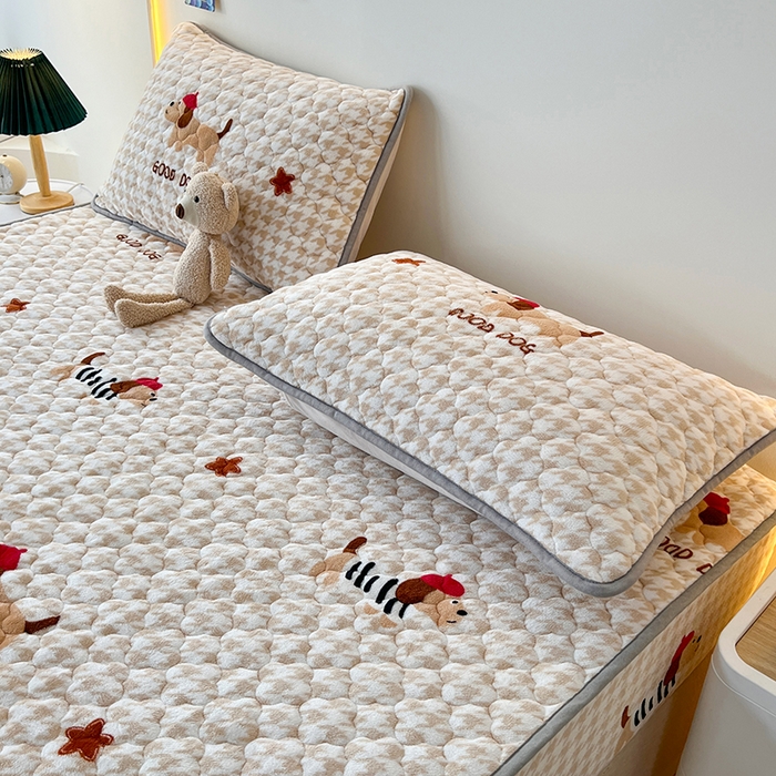 91家纺网 家纺一手货源 找家纺 铭成家纺 2025新款牛奶绒夹棉保暖床笠 腊肠犬