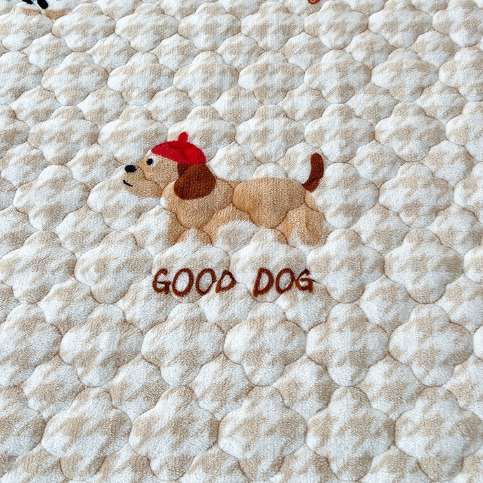 91家纺网 家纺一手货源 找家纺 铭成家纺 2025新款牛奶绒夹棉保暖床笠 腊肠犬