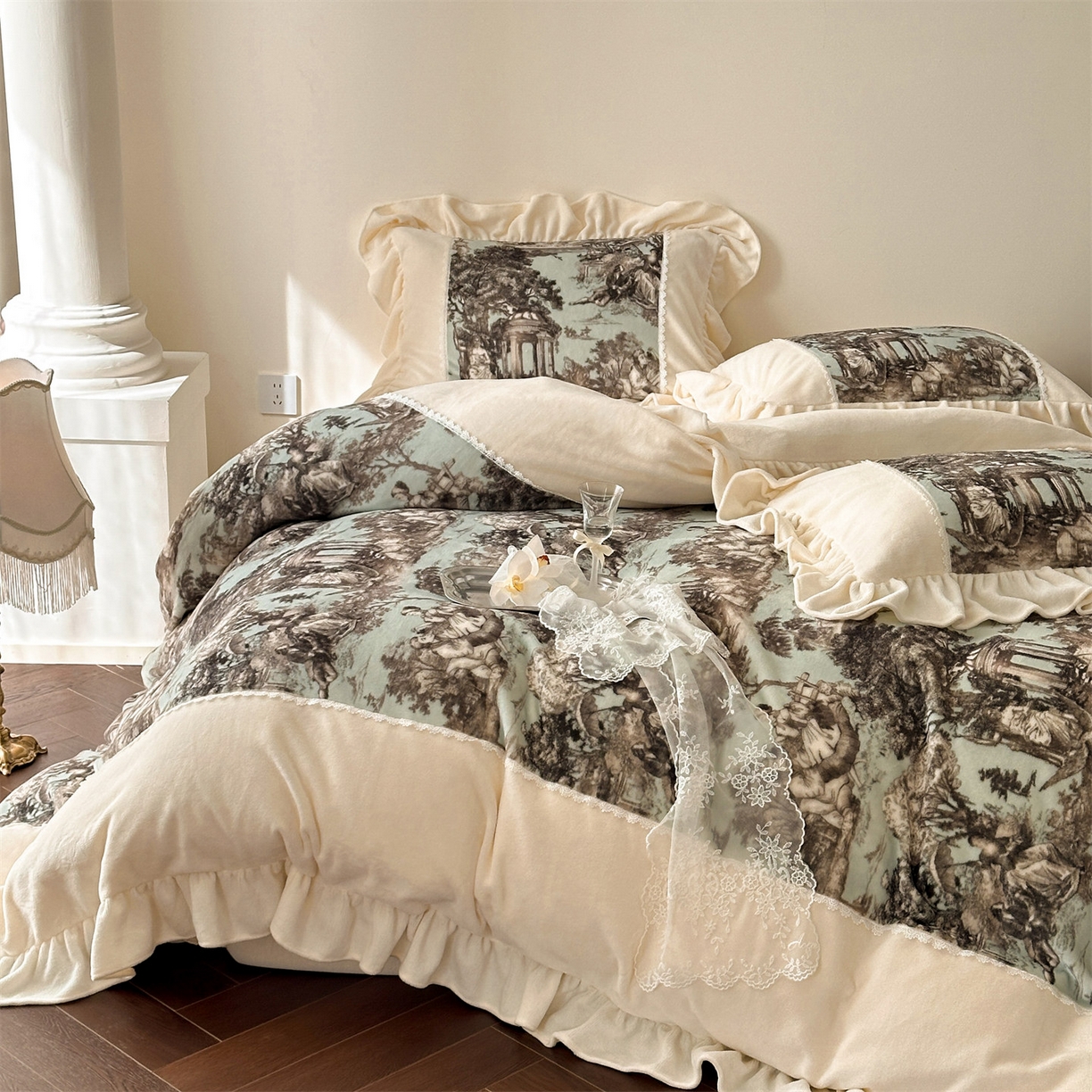 91家纺网 家纺一手货源 找家纺 （总）一左一右 2025秋冬新款法式风复古数码印花高克重花边牛奶绒四件套-凯西亚（提供买家秀）