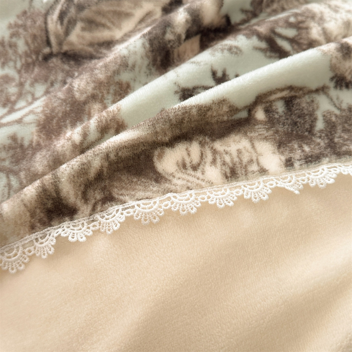 91家纺网 家纺一手货源 找家纺 （总）一左一右 2025秋冬新款法式风复古数码印花高克重花边牛奶绒四件套-凯西亚（提供买家秀）