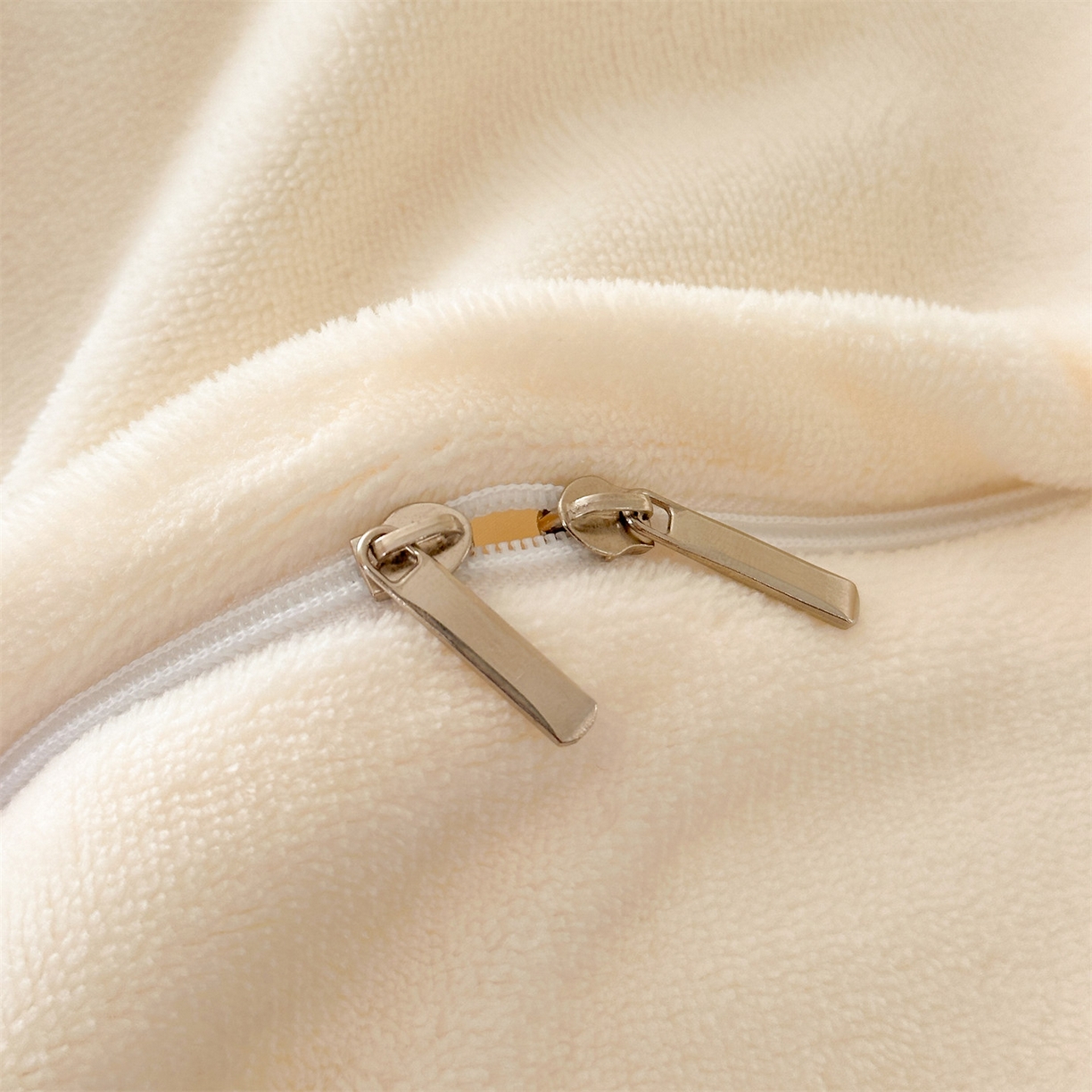 91家纺网 家纺一手货源 找家纺 （总）一左一右 2025秋冬新款法式风复古数码印花高克重花边牛奶绒四件套-凯西亚（提供买家秀）