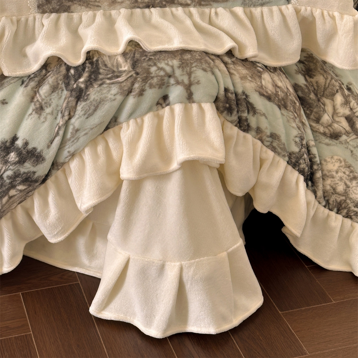 91家纺网 家纺一手货源 找家纺 （总）一左一右 2025秋冬新款法式风复古数码印花高克重花边牛奶绒四件套-凯西亚（提供买家秀）