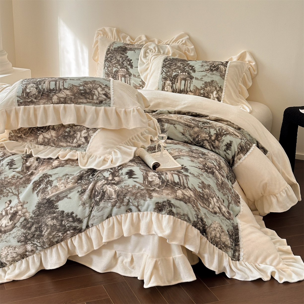 91家纺网 家纺一手货源 找家纺 （总）一左一右 2025秋冬新款法式风复古数码印花高克重花边牛奶绒四件套-凯西亚（提供买家秀）