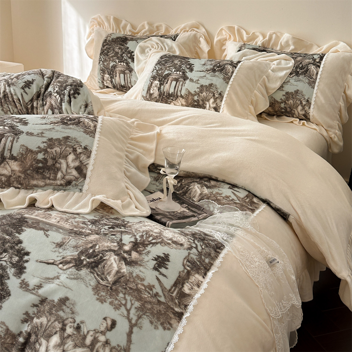 91家纺网 家纺一手货源 找家纺 （总）一左一右 2025秋冬新款法式风复古数码印花高克重花边牛奶绒四件套-凯西亚（提供买家秀）