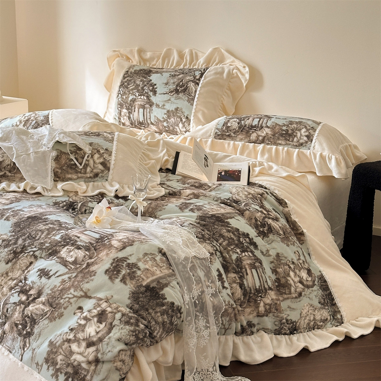 91家纺网 家纺一手货源 找家纺 （总）一左一右 2025秋冬新款法式风复古数码印花高克重花边牛奶绒四件套-凯西亚（提供买家秀）