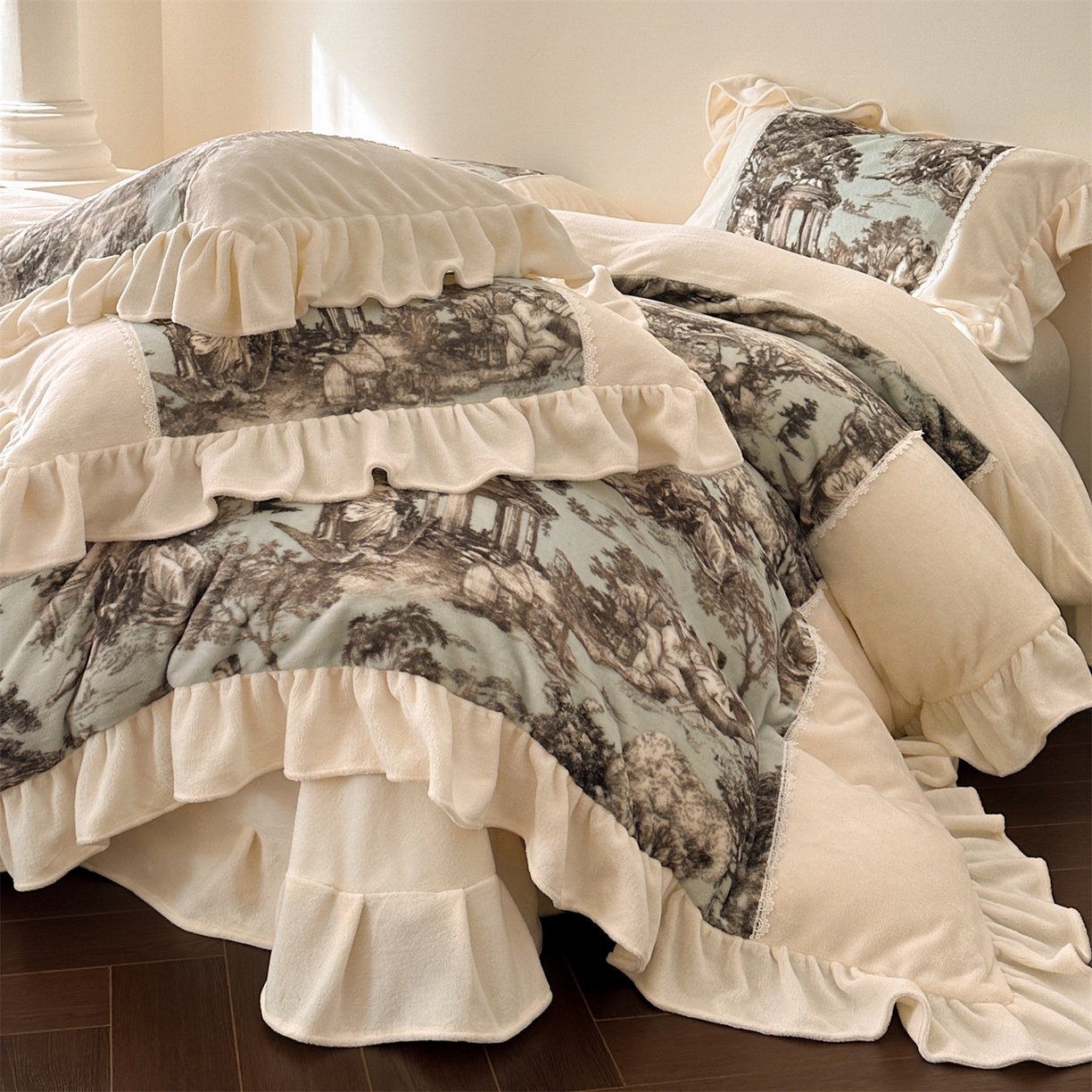 91家纺网 家纺一手货源 找家纺 （总）一左一右 2025秋冬新款法式风复古数码印花高克重花边牛奶绒四件套-凯西亚（提供买家秀）