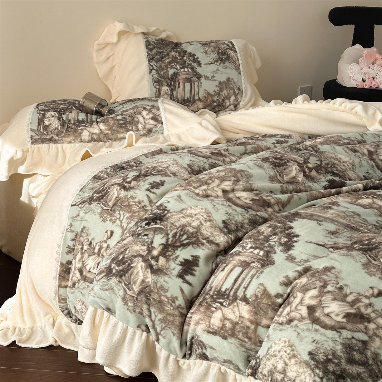 91家纺网 家纺一手货源 找家纺 （总）一左一右 2025秋冬新款法式风复古数码印花高克重花边牛奶绒四件套-凯西亚（提供买家秀）