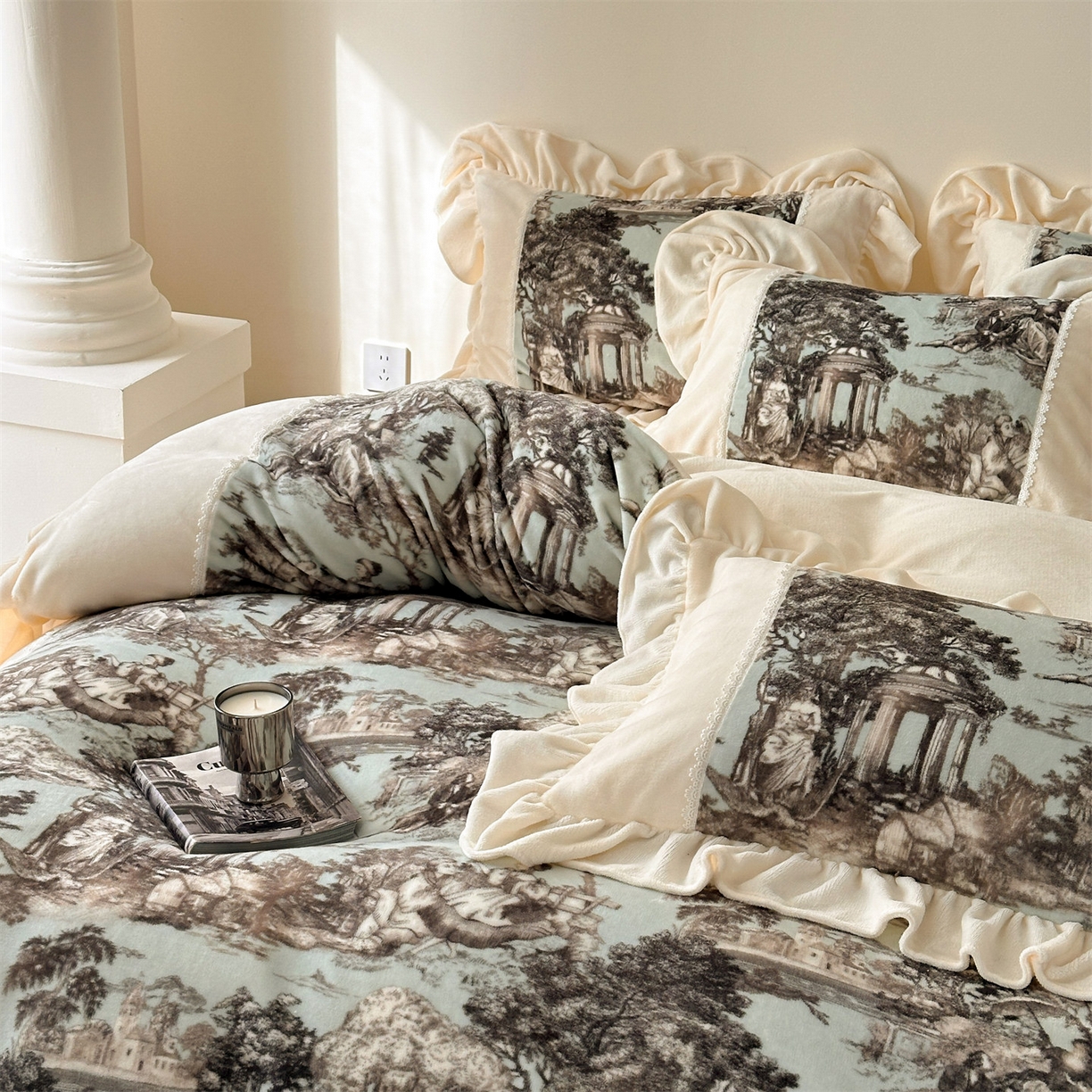 91家纺网 家纺一手货源 找家纺 （总）一左一右 2025秋冬新款法式风复古数码印花高克重花边牛奶绒四件套-凯西亚（提供买家秀）