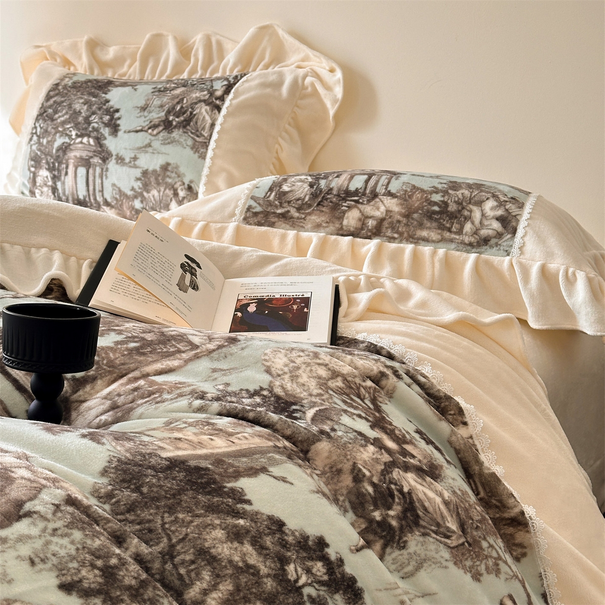 91家纺网 家纺一手货源 找家纺 （总）一左一右 2025秋冬新款法式风复古数码印花高克重花边牛奶绒四件套-凯西亚（提供买家秀）