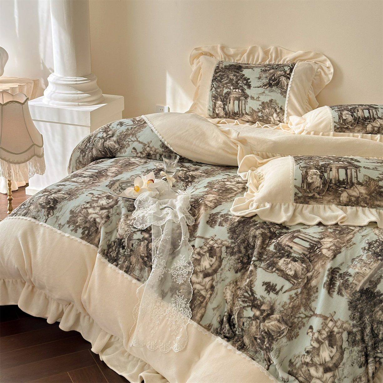 91家纺网 家纺一手货源 找家纺 （总）一左一右 2025秋冬新款法式风复古数码印花高克重花边牛奶绒四件套-凯西亚（提供买家秀）