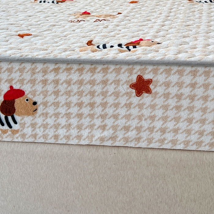 91家纺网 家纺一手货源 找家纺 铭成家纺 2025新款牛奶绒夹棉保暖床笠 腊肠犬