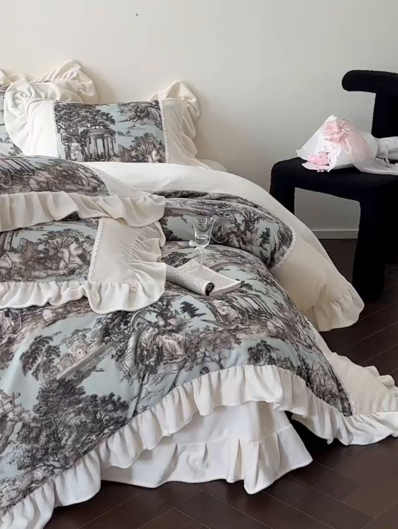 91家纺网 家纺一手货源 找家纺 （总）一左一右 2025秋冬新款法式风复古数码印花高克重花边牛奶绒四件套-凯西亚（提供买家秀）