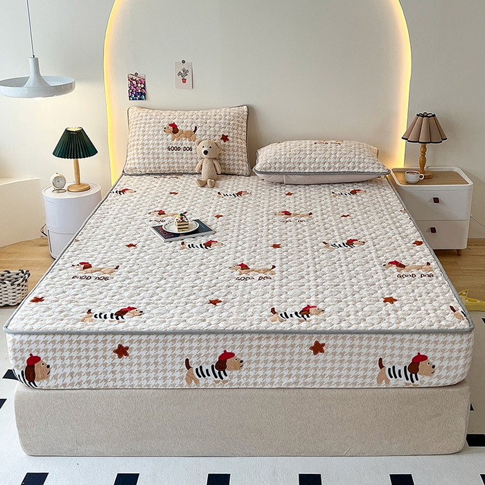 91家纺网 家纺一手货源 找家纺 铭成家纺 2025新款牛奶绒夹棉保暖床笠 腊肠犬