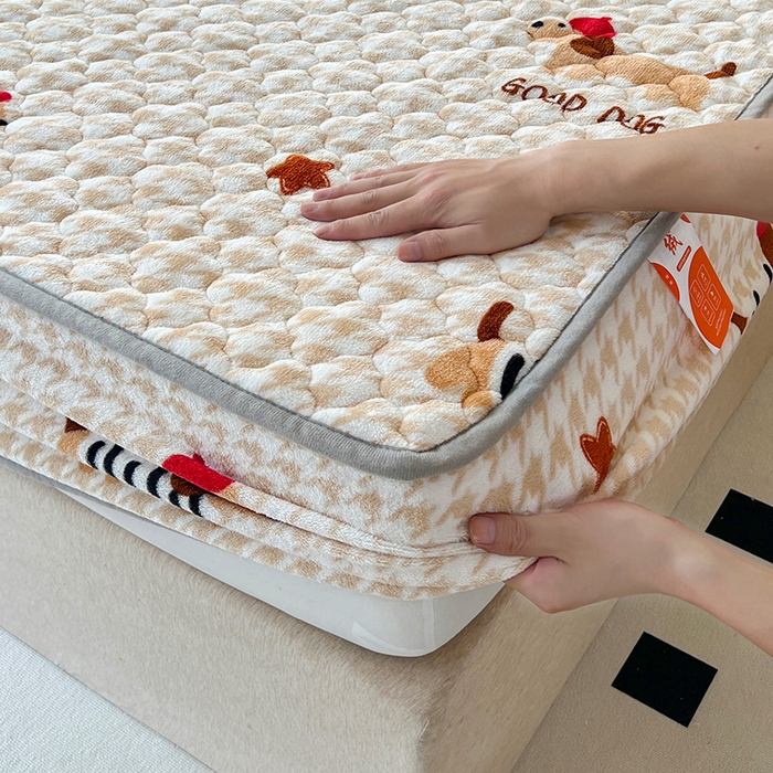 91家纺网 家纺一手货源 找家纺 铭成家纺 2025新款牛奶绒夹棉保暖床笠 腊肠犬