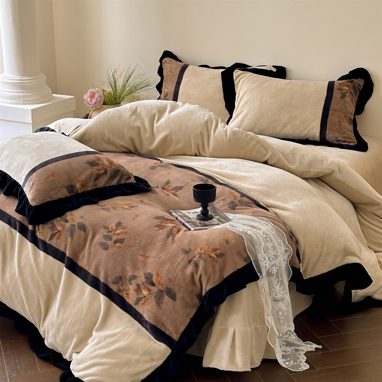 91家纺网 家纺一手货源 找家纺 （总）一左一右 2025秋冬新款法式复古风数码印花高克重花边牛奶绒四件套-莫妮卡（提供买家秀）