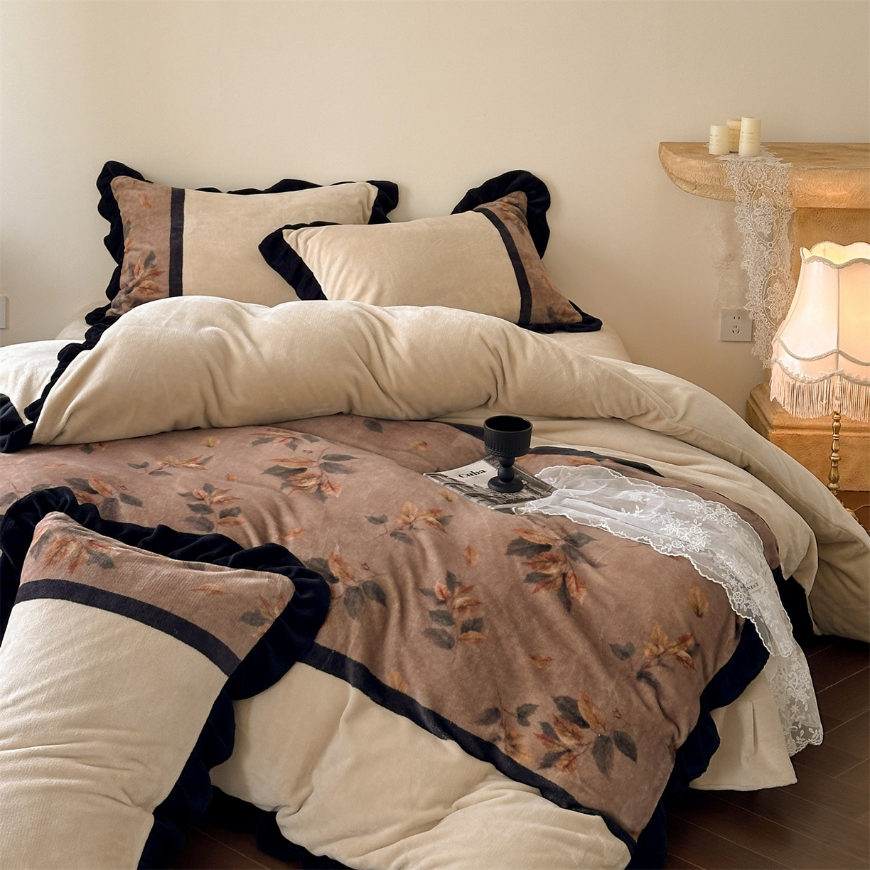 91家纺网 家纺一手货源 找家纺 （总）一左一右 2025秋冬新款法式复古风数码印花高克重花边牛奶绒四件套-莫妮卡（提供买家秀）