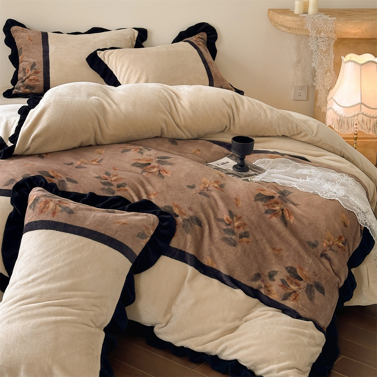 91家纺网 家纺一手货源 找家纺 （总）一左一右 2025秋冬新款法式复古风数码印花高克重花边牛奶绒四件套-莫妮卡（提供买家秀）