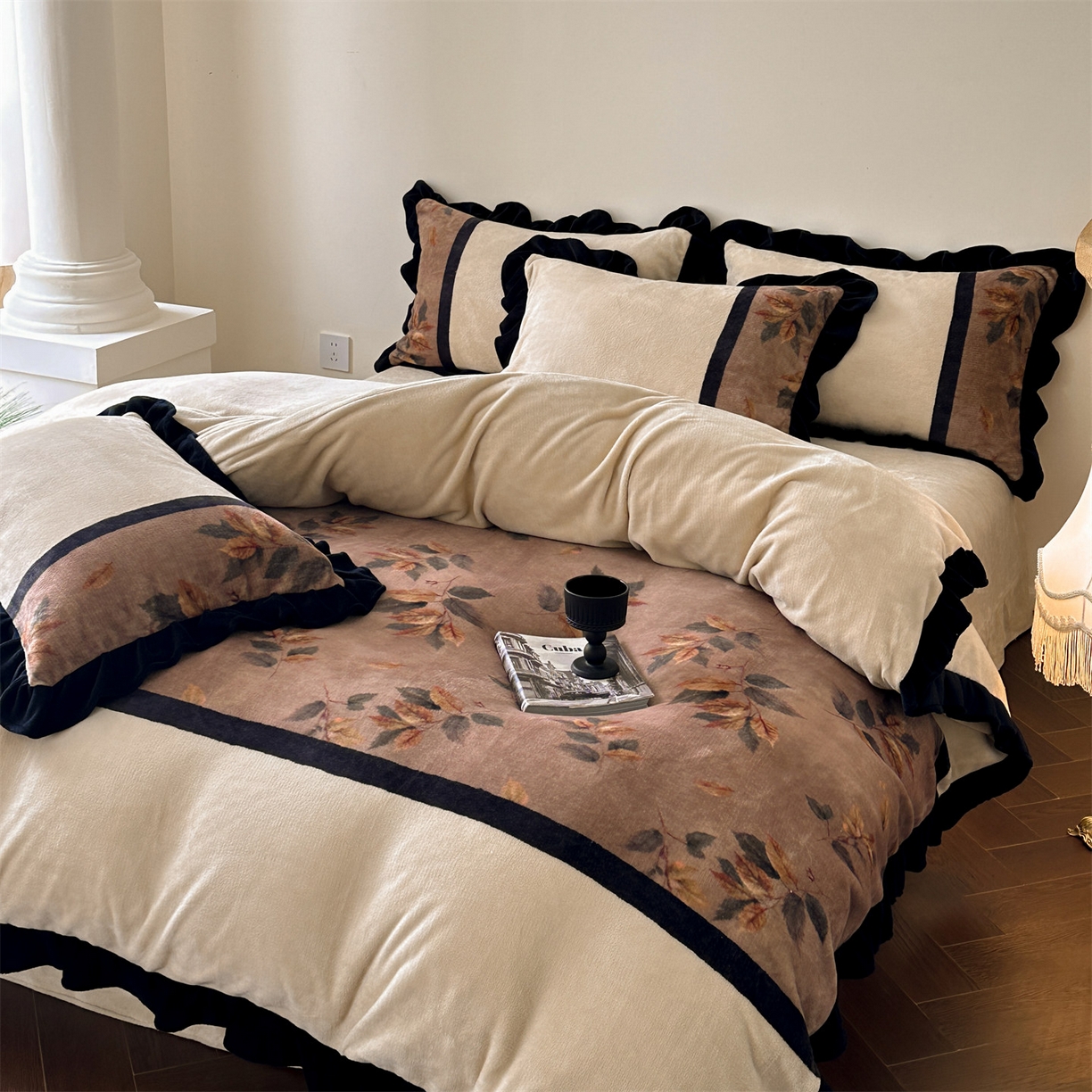 91家纺网 家纺一手货源 找家纺 （总）一左一右 2025秋冬新款法式复古风数码印花高克重花边牛奶绒四件套-莫妮卡（提供买家秀）