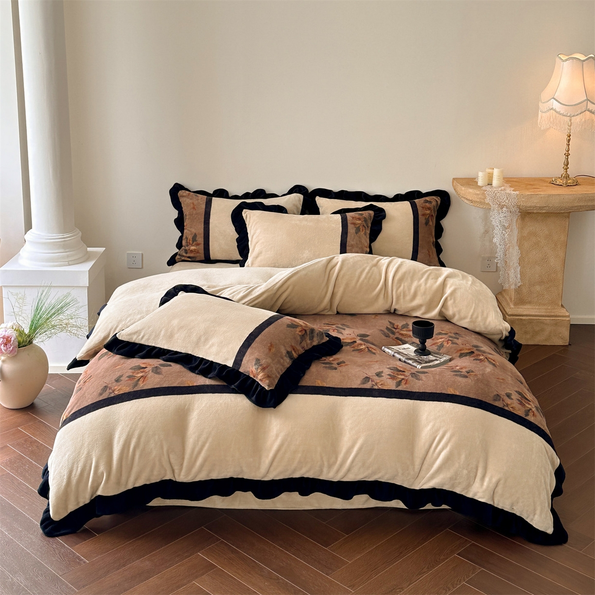 91家纺网 家纺一手货源 找家纺 （总）一左一右 2025秋冬新款法式复古风数码印花高克重花边牛奶绒四件套-莫妮卡（提供买家秀）